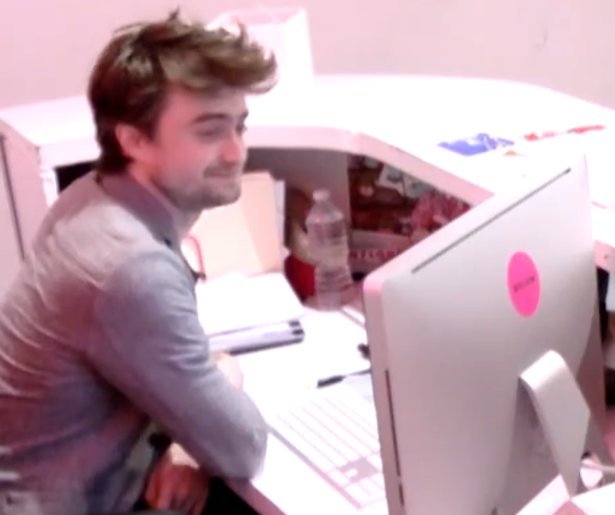 YouTube-hit: Daniel Radcliffe aan het werk als receptionist