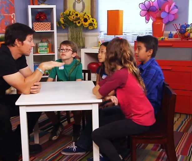 YouTube-hit: Acteur Mark Wahlberg praat met kinderen over seks