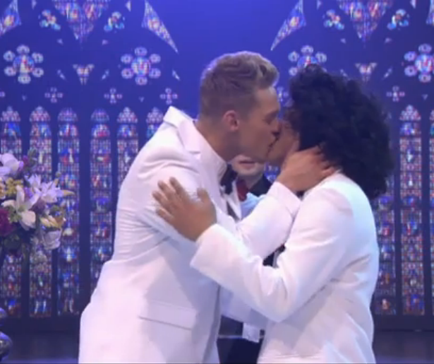 Ferry Doedens zoent met fan in Valhalla