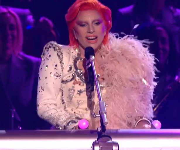YouTube-hit: Lady Gaga kruipt in huid van David Bowie Grammy’s 2016