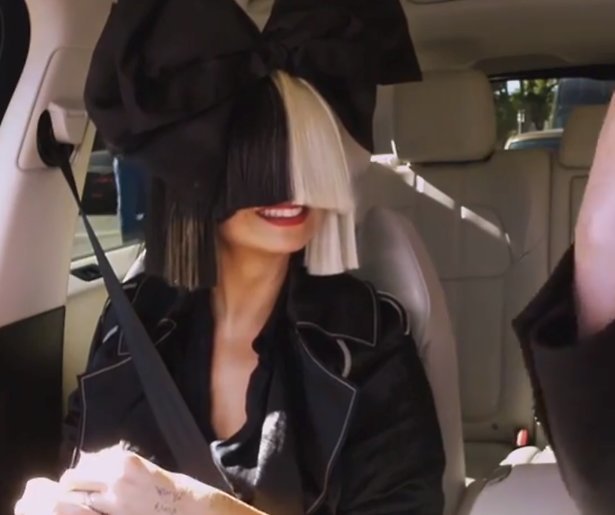 YouTube-hit: James Corden zingt karaoke met onherkenbare Sia