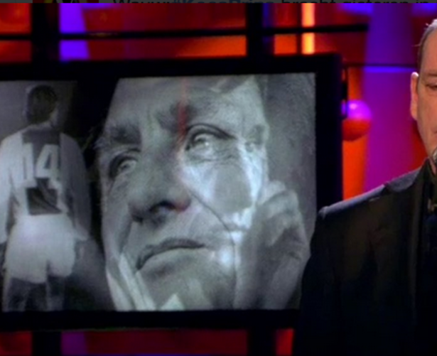 Kees Prins brengt machtig mooi saluut aan Johan Cruijff