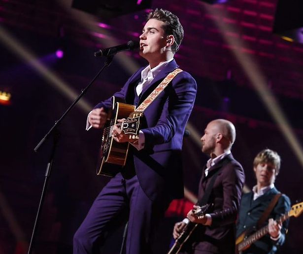 Douwe Bob heeft een paars Eurovisie Songfestival-pak