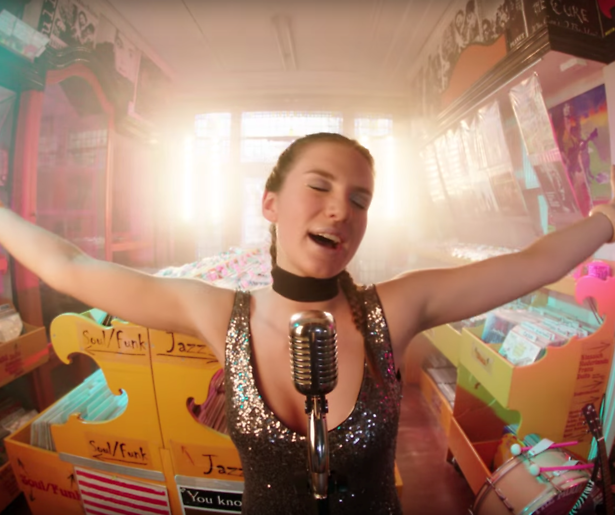 Videosnack: Maan schittert in nieuw nummer DJ