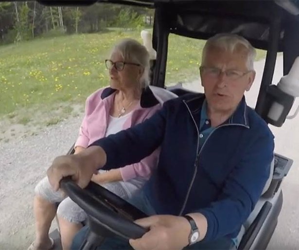 Videosnack: Racen met golfkarretjes in De Wereld Rond met 80-Jarigen