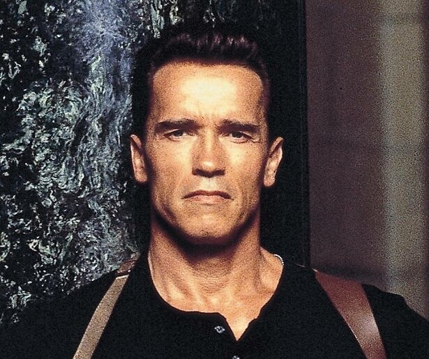 Arnold Schwarzenegger gumt verledens uit in knokfim Eraser