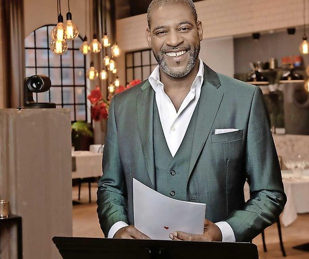 First Dates-icoon Sergio krijgt liefdesoneliners ingefluisterd