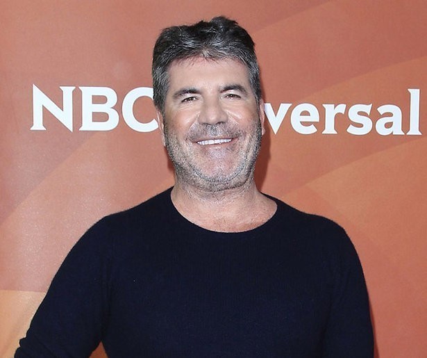 Simon Cowell loopt alweer na operatie aan gebroken rug
