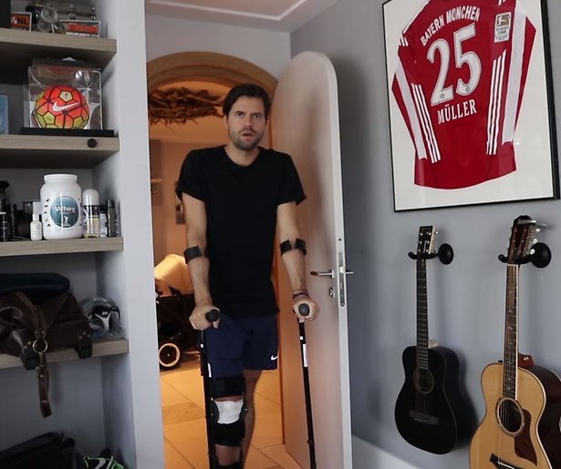 Simon Keizer breekt knieschijf