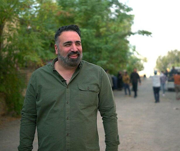 Televisiepresentatoren voor de klas om te praten over de krant en het nieuws