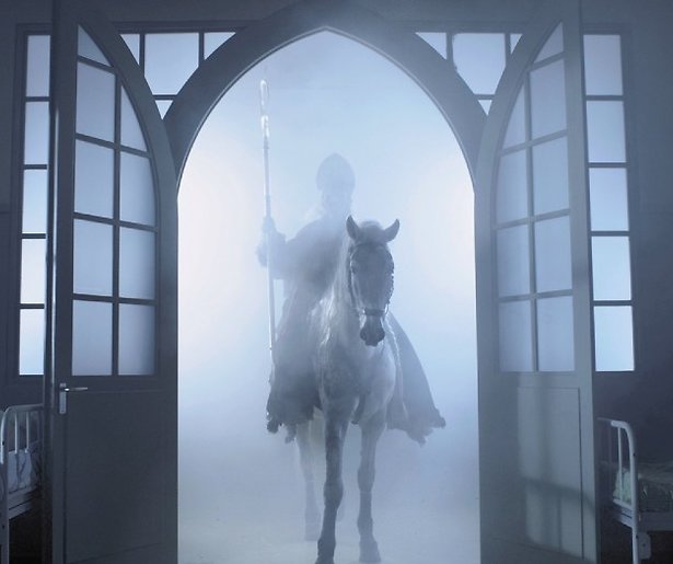 Huub Stapel duikt op als horrorsint