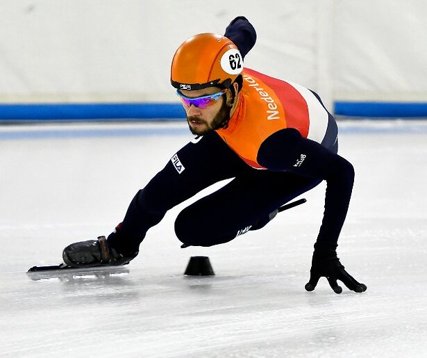 Sjinkie Knegt en Sven Roes in actie op de 1500 meter