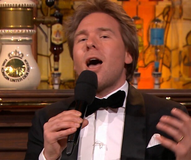 Sjoerd en Mylou coveren C'est La Vie in Met het Mes op Tafel: 'Douze points'