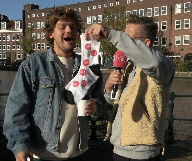 Televizier-Ster Talent genomineerde Soy Kroon krijgt Koffietijd gelukssokken