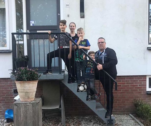 Twee gezinnen kijken terug op Steenrijk, Straatarm