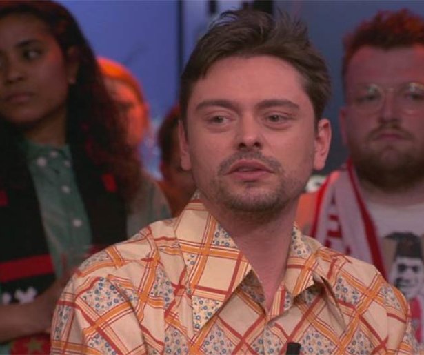 Stefano Keizers valt van zijn stoel bij Pauw