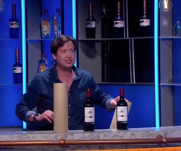 Steven Kazàn krijgt lachers op zijn hand met 'mislukte goocheltruc'