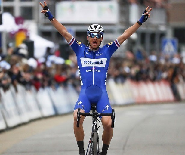 In de pedalen voor de Omloop