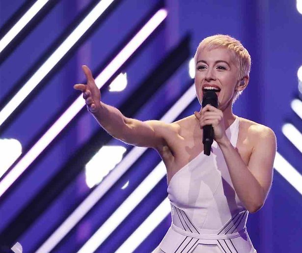 Onverlaat pakt microfoon Britse zangeres af op Eurovisie Songfestival