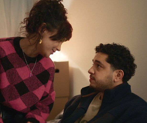 Sabri Saddik zit met zijn handen in het haar in Dertigers