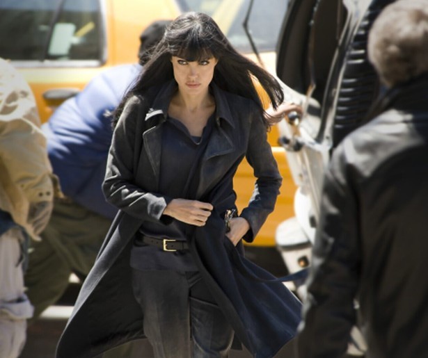 Angelina Jolie slaat gedwongen op de vlucht in Salt