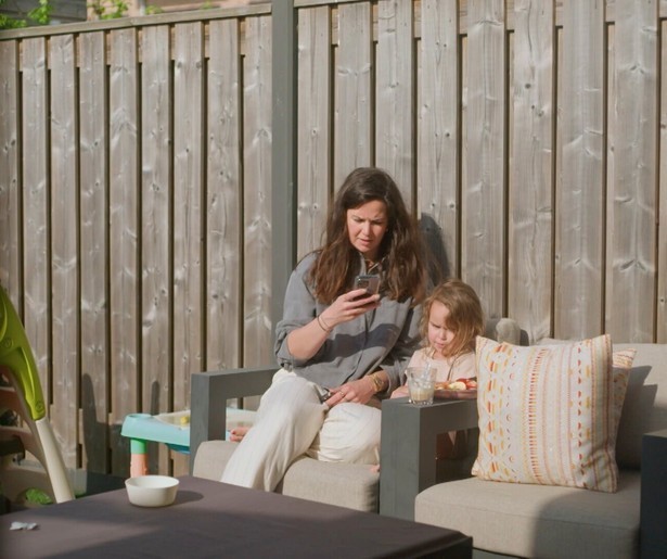 Mumfluencer Saskia moet haar telefoon inleveren in reportageserie Schermstrijd