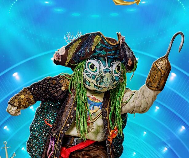 Welke BN'er gaat er schuil in het pak van De Schildpad in The Masked Singer 2024?