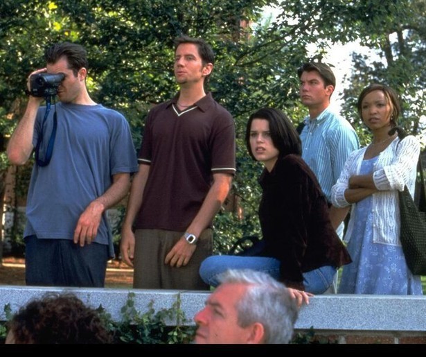 De gemaskerde moordenaar duikt in Scream 2 weer eens op