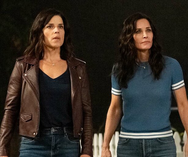 Courteney Cox krijgt weer te maken met een moordlustige griezel in Scream