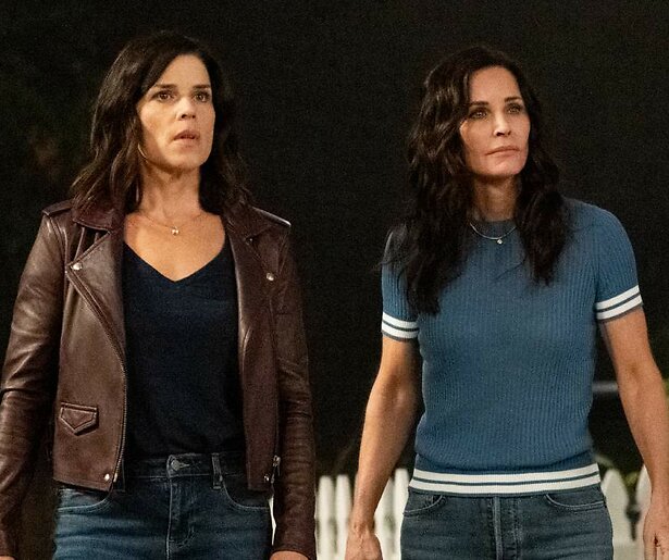 Courteney Cox en Neve Campbell zijn nog niet van de moordlustige griezel af in Scream