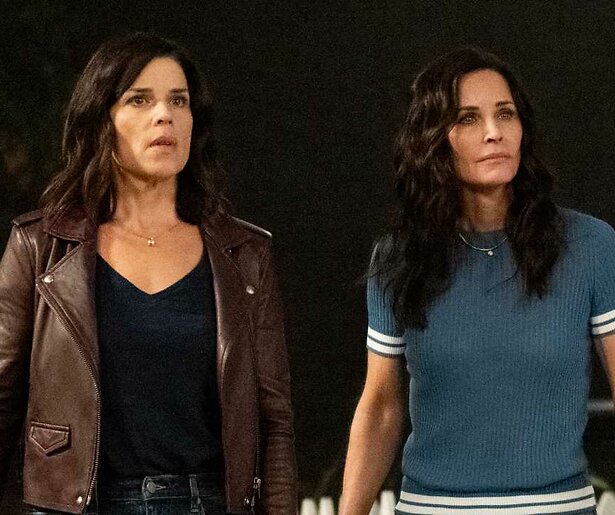 Courteney Cox krijgt opnieuw te maken met een moordlustige griezel in Scream