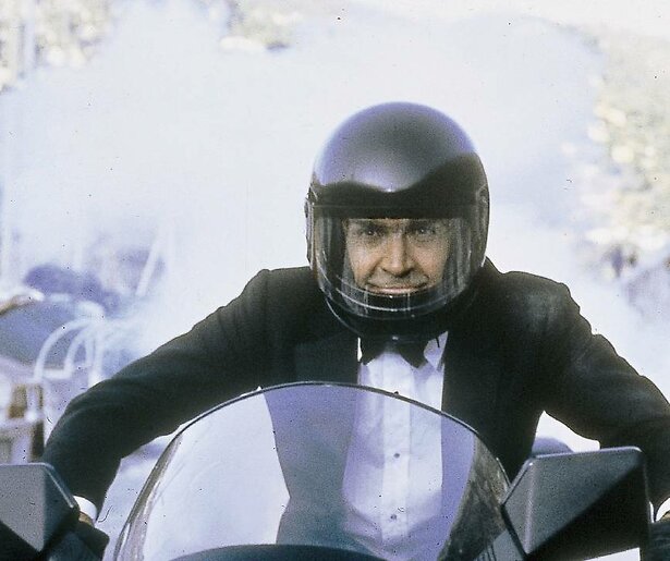 Sean Connery staat weer voor een lastige uitdaging in Never Say Never Again