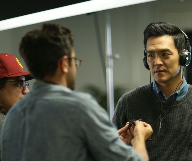 John Cho is radeloos door verdwenen dochter in Searching