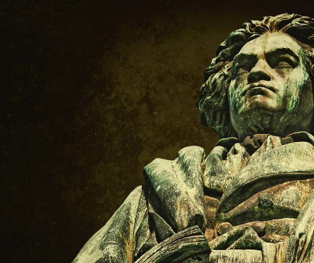 Stéphane Bern duikt in het leven van Beethoven in TV5MONDE-reeks Secrets d'histoire