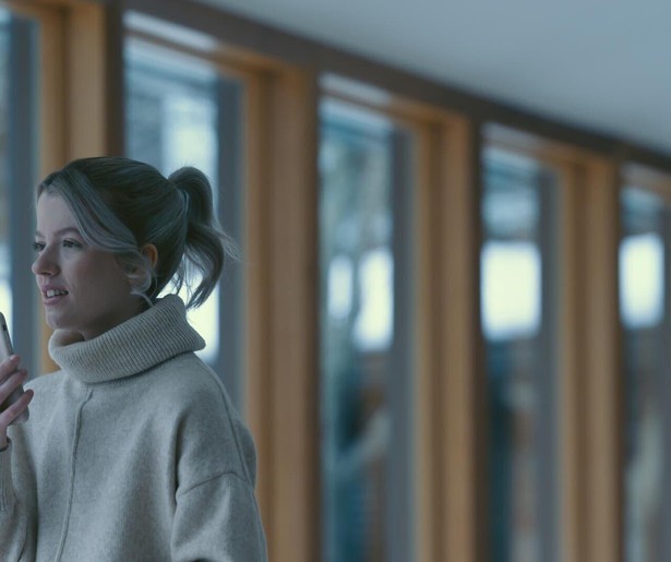 Een blinde vrouw moet ontsnappen aan inbrekers in See For Me