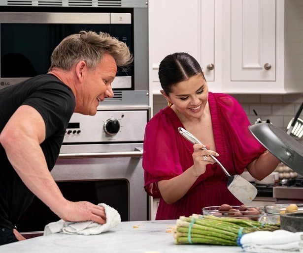 Selena Gomez leert koken van Gordon Ramsay in haar 24Kitchen-programma Selena + Chef