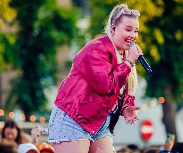 Het levensverhaal en succes van Senna Willems in portret Senna, Alles Heeft een Reden 