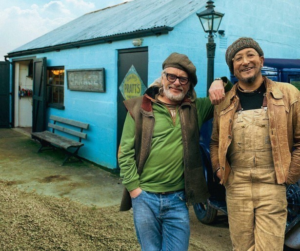 Henry Cole en Fuzz Townsend gaan weer op zoek naar bijzondere oldtimers in Shed and Buried: Classic Cars