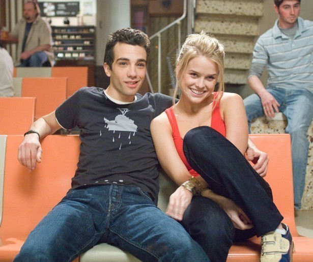 Nerdy Jay Baruchel vindt de vrouw van zijn dromen in She's Out of My League