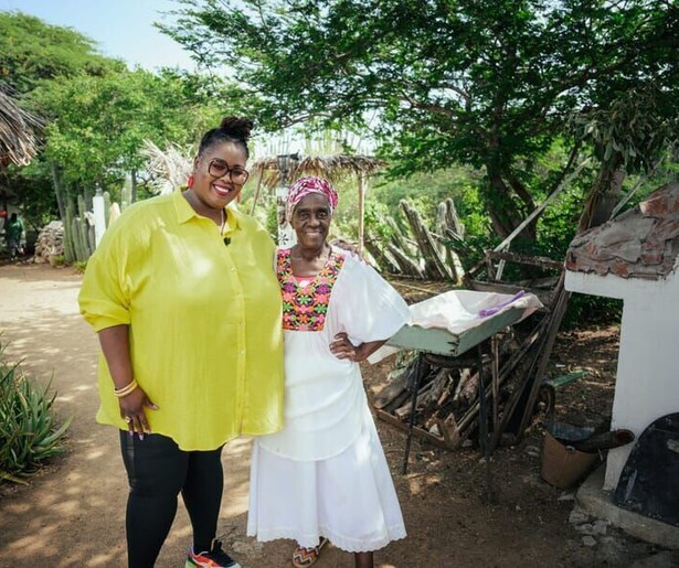 Shirma Rouse proeft lokale gerechten op Curaçao in Shirma's Caribische smaken