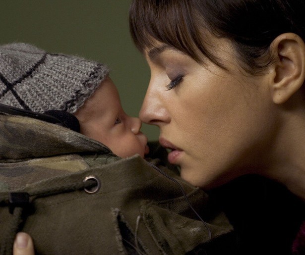 Clive Owen redt een baby