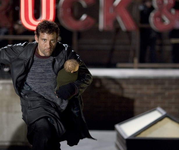 Clive Owen redt een baby in Shoot 'Em Up