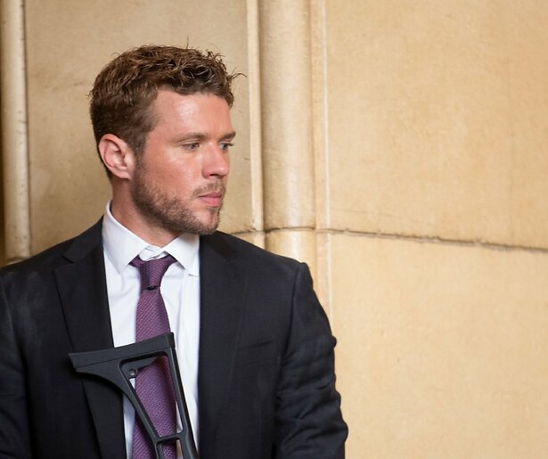 Ryan Phillippe moet zichzelf en zijn gezin in veiligheid brengen in Shooter