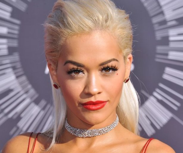 Twitter ontploft door decolleté Rita Ora