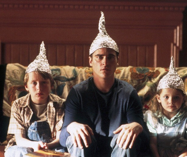 Aluhoedjes en aliens in een sfeervolle thriller