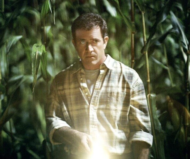 Mel Gibson vindt in Signs iets vreemds in het maisveld