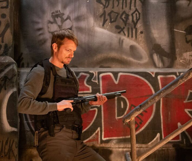 Joel Kinnaman maakt er een bloedrode kerst van in Silent Night