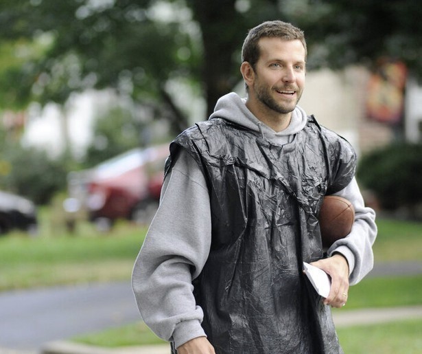 Bradley Cooper in een vuilniszak in Silver Linings Playbook