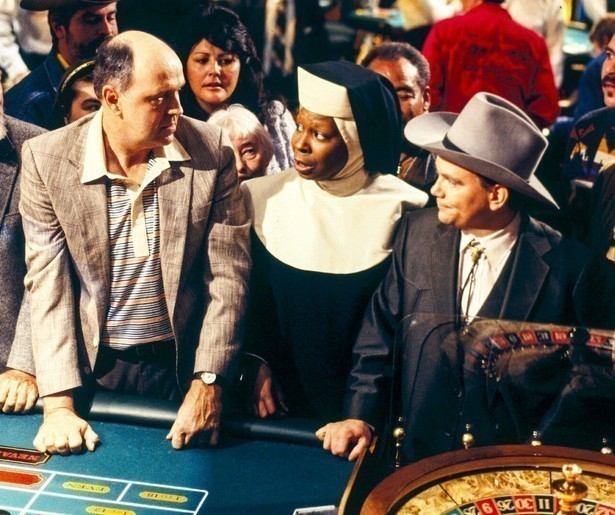 Whoopi Goldberg swingt de pan uit in Sister Act