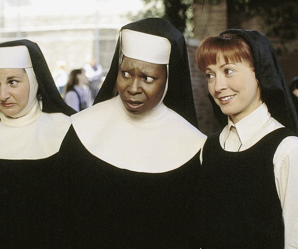 Whoopi Goldberg swingt de pan uit in Sister Act